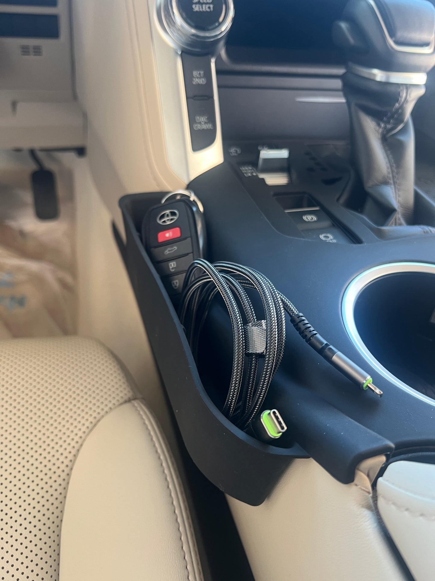قطعة ربل حماية و تنظيم كونسول الوسطي لتويوتا برادو الجديد LC250